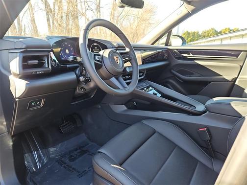 2025 Porsche Macan 4