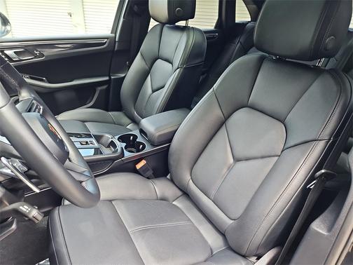 2024 Porsche Macan Base (PDK)