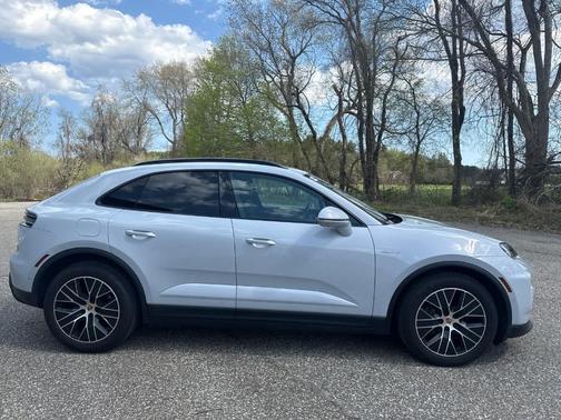 Ice Grey Metallic 2025 Porsche Macan 4