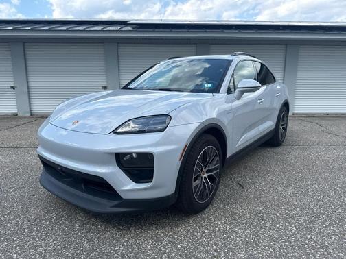 Ice Grey Metallic 2025 Porsche Macan 4