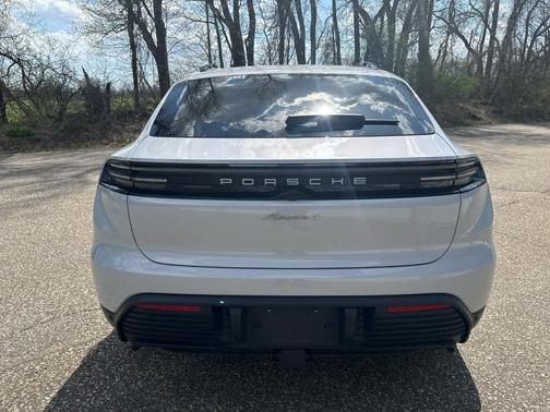 Ice Grey Metallic 2025 Porsche Macan 4
