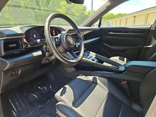 Ice Grey Metallic 2025 Porsche Macan 4