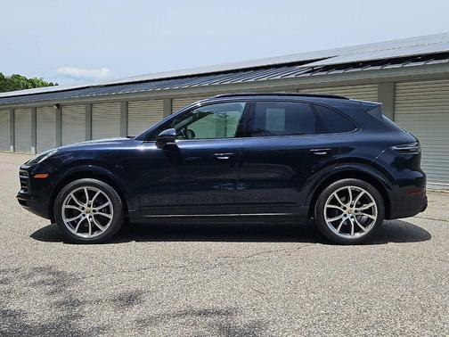 Moonlight Blue Metallic 2023 Porsche Cayenne Platinum Edition