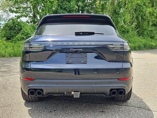 Moonlight Blue Metallic 2023 Porsche Cayenne Platinum Edition