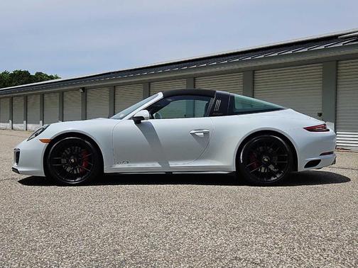 Carrara White Metallic 2019 Porsche 911 Targa