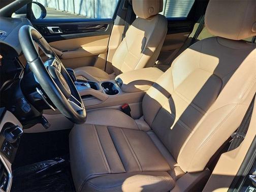 2022 Porsche Cayenne Base (Tiptronic)