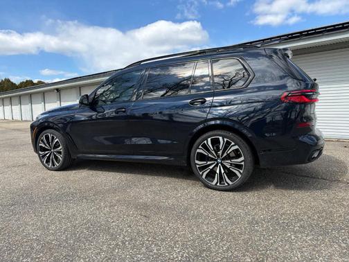 Carbon Black Metallic 2023 BMW X7 xDrive40i
