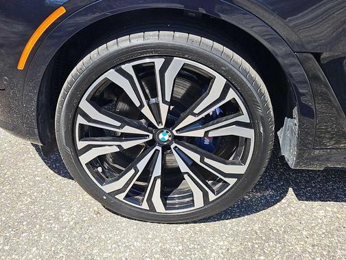 Carbon Black Metallic 2023 BMW X7 xDrive40i