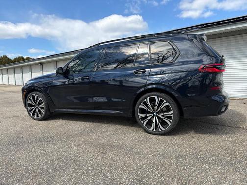 Carbon Black Metallic 2023 BMW X7 xDrive40i