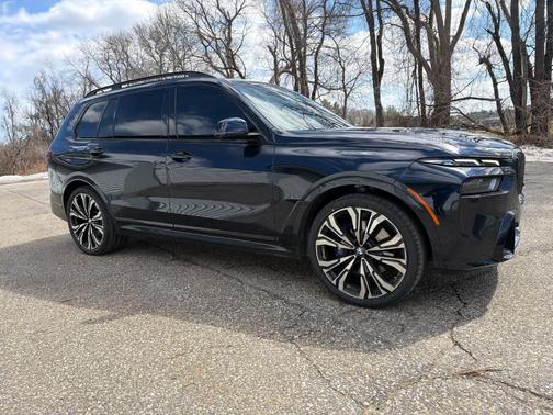 Carbon Black Metallic 2023 BMW X7 xDrive40i