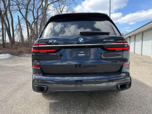Carbon Black Metallic 2023 BMW X7 xDrive40i