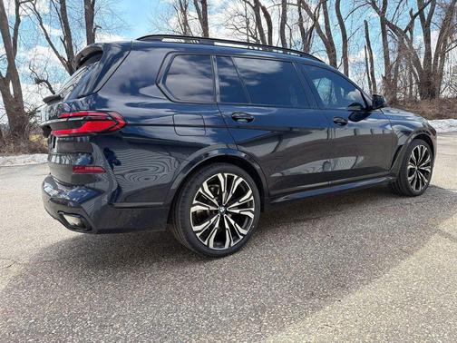 Carbon Black Metallic 2023 BMW X7 xDrive40i