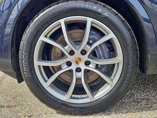Blue Metallic 2024 Porsche Cayenne Base