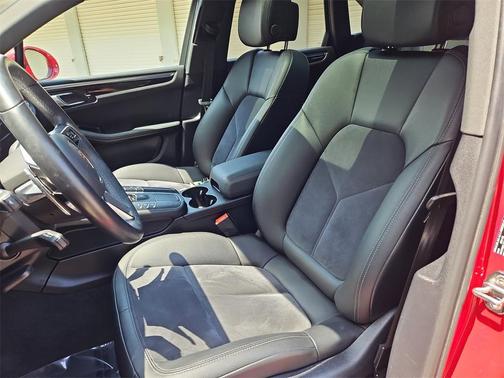2021 Porsche Macan Base