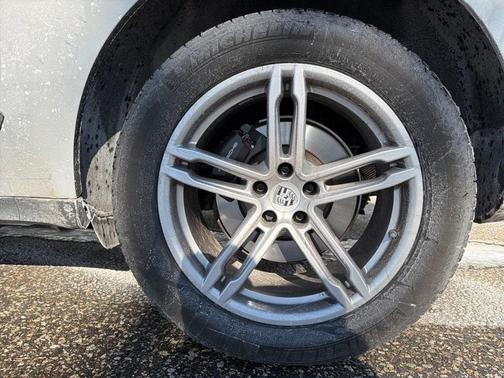 2025 Porsche Macan T