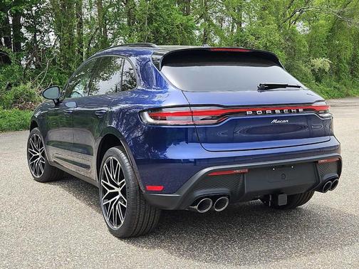 Gentian Blue Metallic 2026 Porsche Macan