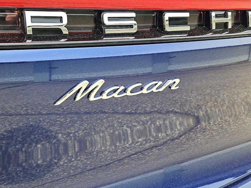 Gentian Blue Metallic 2026 Porsche Macan
