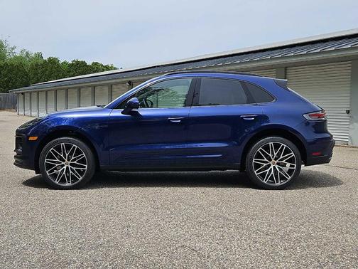 Gentian Blue Metallic 2026 Porsche Macan