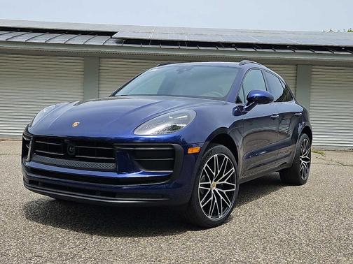 Gentian Blue Metallic 2026 Porsche Macan