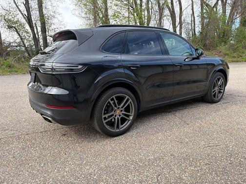 Jet Black Metallic 2022 Porsche Cayenne