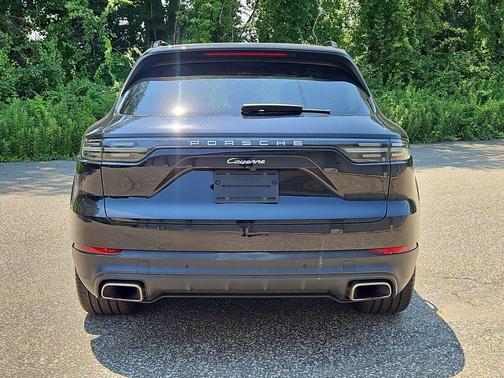 Jet Black Metallic 2022 Porsche Cayenne
