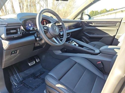 2025 Porsche Macan Turbo