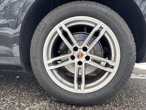 2025 Porsche Macan T