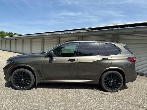 Manhattan Green Metallic 2023 BMW X5 xDrive40i