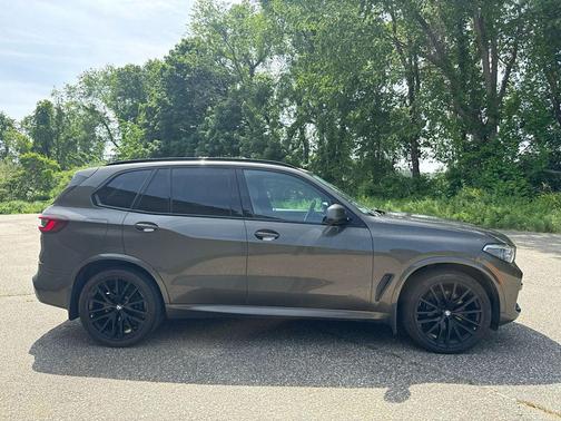 Manhattan Green Metallic 2023 BMW X5 xDrive40i