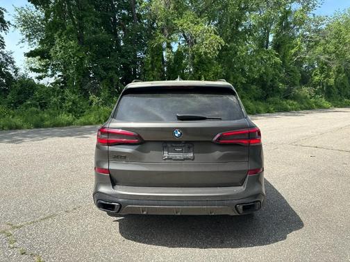 Manhattan Green Metallic 2023 BMW X5 xDrive40i