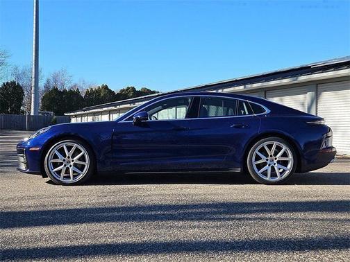 Gentian Blue Metallic 2026 Porsche Panamera 4