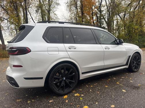 2023 BMW X7 M60i