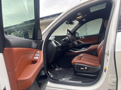 2023 BMW X7 M60i