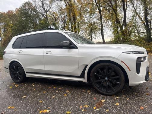 2023 BMW X7 M60i