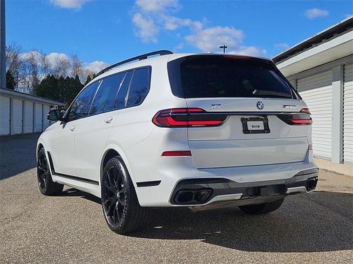 2023 BMW X7 M60i