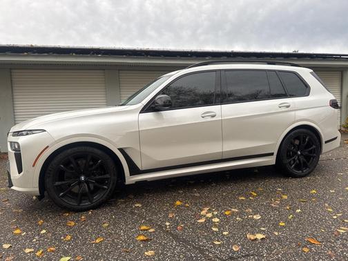2023 BMW X7 M60i