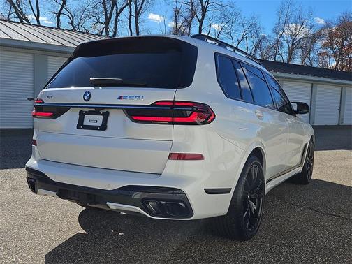 2023 BMW X7 M60i