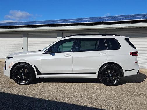 2023 BMW X7 M60i