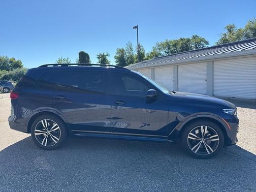 2022 BMW X7 M50i