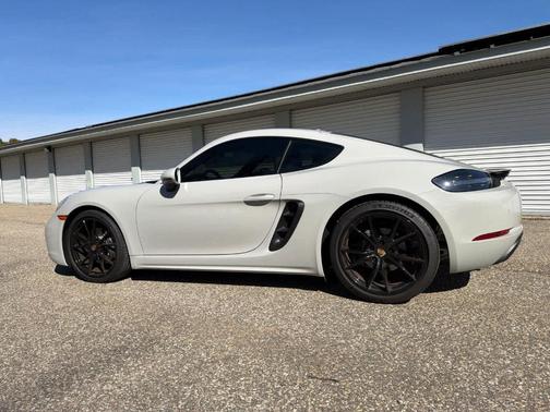 2022 Porsche 718 Cayman T