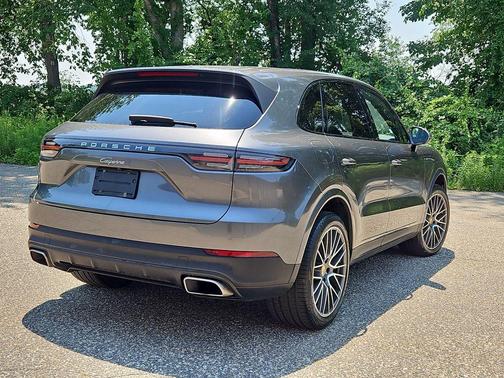 Quartzite Grey Metallic 2021 Porsche Cayenne Base