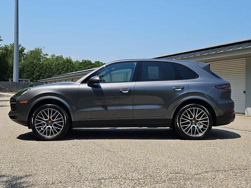 Quartzite Grey Metallic 2021 Porsche Cayenne Base