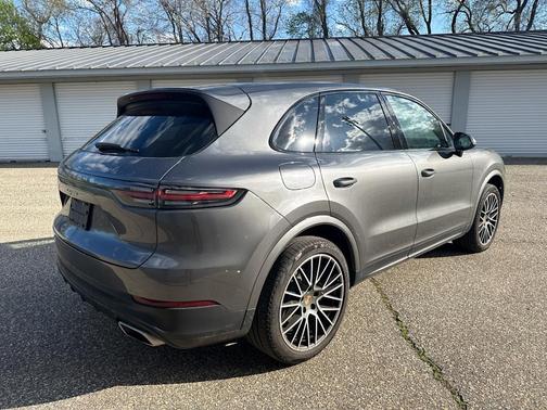 Quartzite Grey Metallic 2021 Porsche Cayenne Base