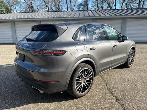 Quartzite Grey Metallic 2021 Porsche Cayenne Base