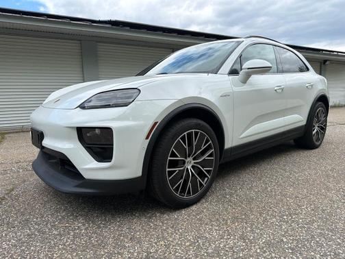White 2025 Porsche Macan 4