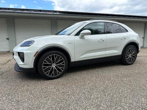 White 2025 Porsche Macan 4