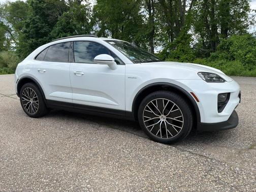 White 2025 Porsche Macan 4