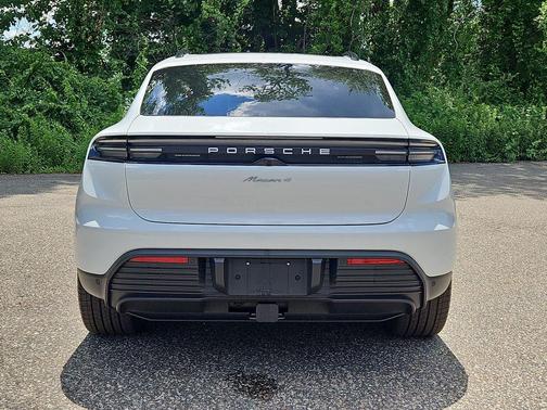 White 2025 Porsche Macan 4