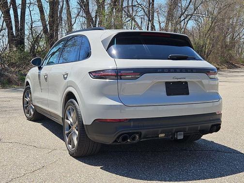 Chalk 2022 Porsche Cayenne Platinum Edition