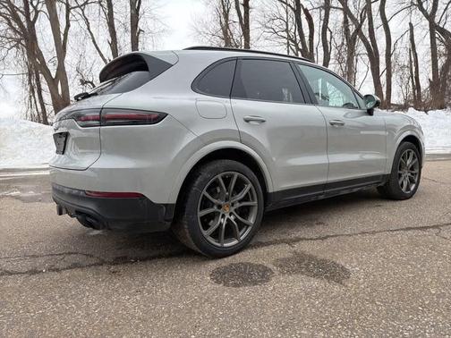 2022 Porsche Cayenne Platinum Edition